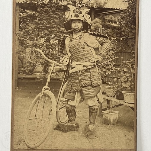 キャビネット・カード　クロード・エイマール氏 自転車の横で武士の甲冑を着て