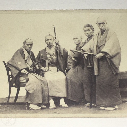 名刺版写真　武士たち 左から二番目は郡豊（こおりゆたか）