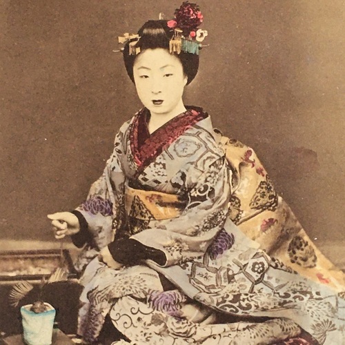 中形古写真　着物を着ている女性 手彩色鶏卵紙