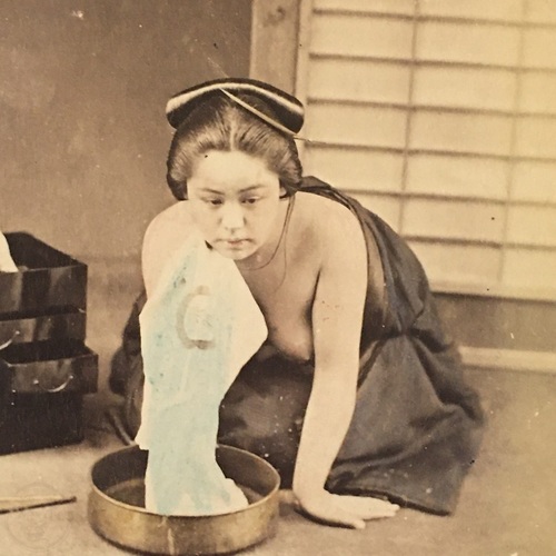 中形古写真　顔を洗う女性 手彩色鶏卵紙